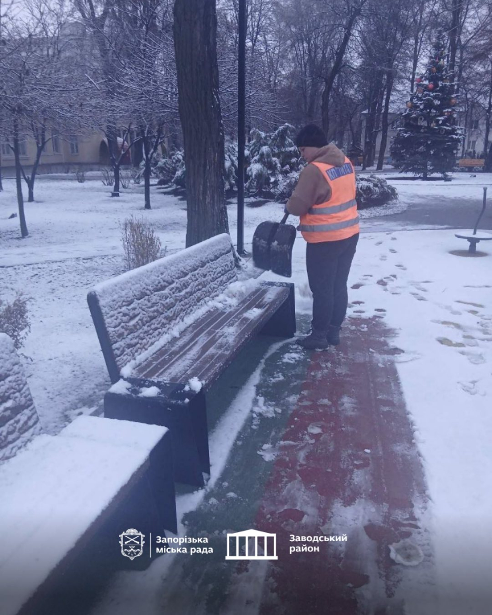 У Запоріжжі почали боротьбу зі снігом - фото перших зимових опадів