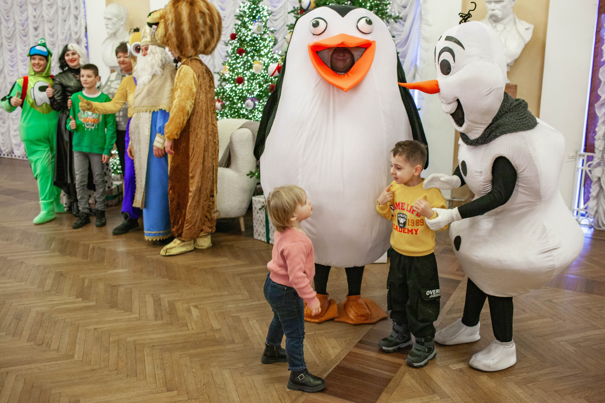 У Запоріжжі родини запоріжсталівців безкоштовно відвідали новорічні вистави