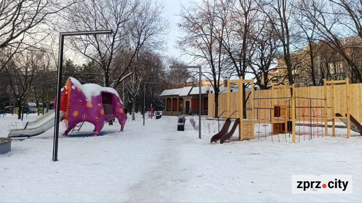 У Запоріжжі відкрили дитячий майданчик "Чарівний сад Марії Примаченко" - на яких картинах художниці можна побачити звірів з площадки