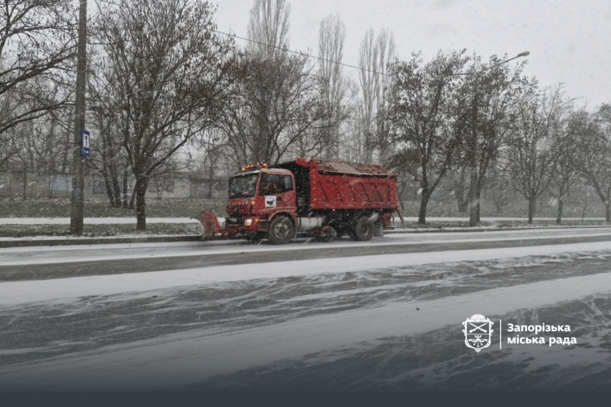 У Запоріжжі випав сніг - як працюють служби та що радить поліція (фото)