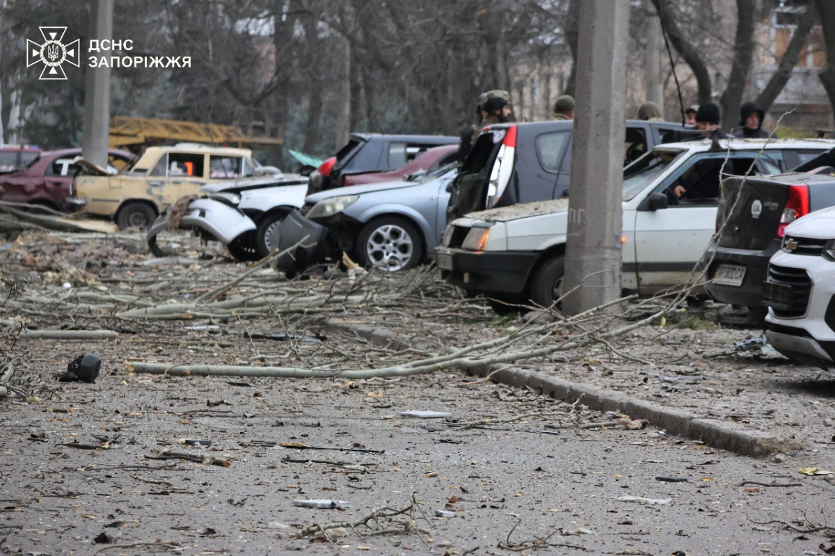 У Запоріжжі завершили аварійно-рятувальні роботи на місцях прильотів - фото наслідків авіаудару 8 грудня
