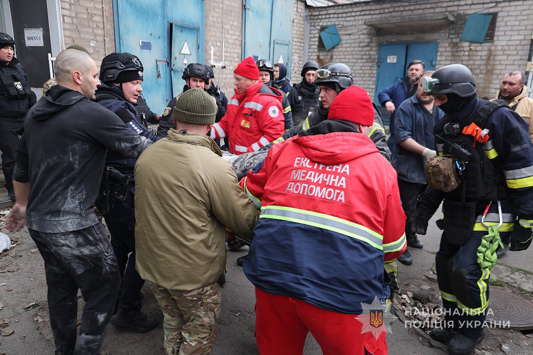 У Запоріжжі завершили аварійно-рятувальні роботи на місцях прильотів - фото наслідків авіаудару 8 грудня