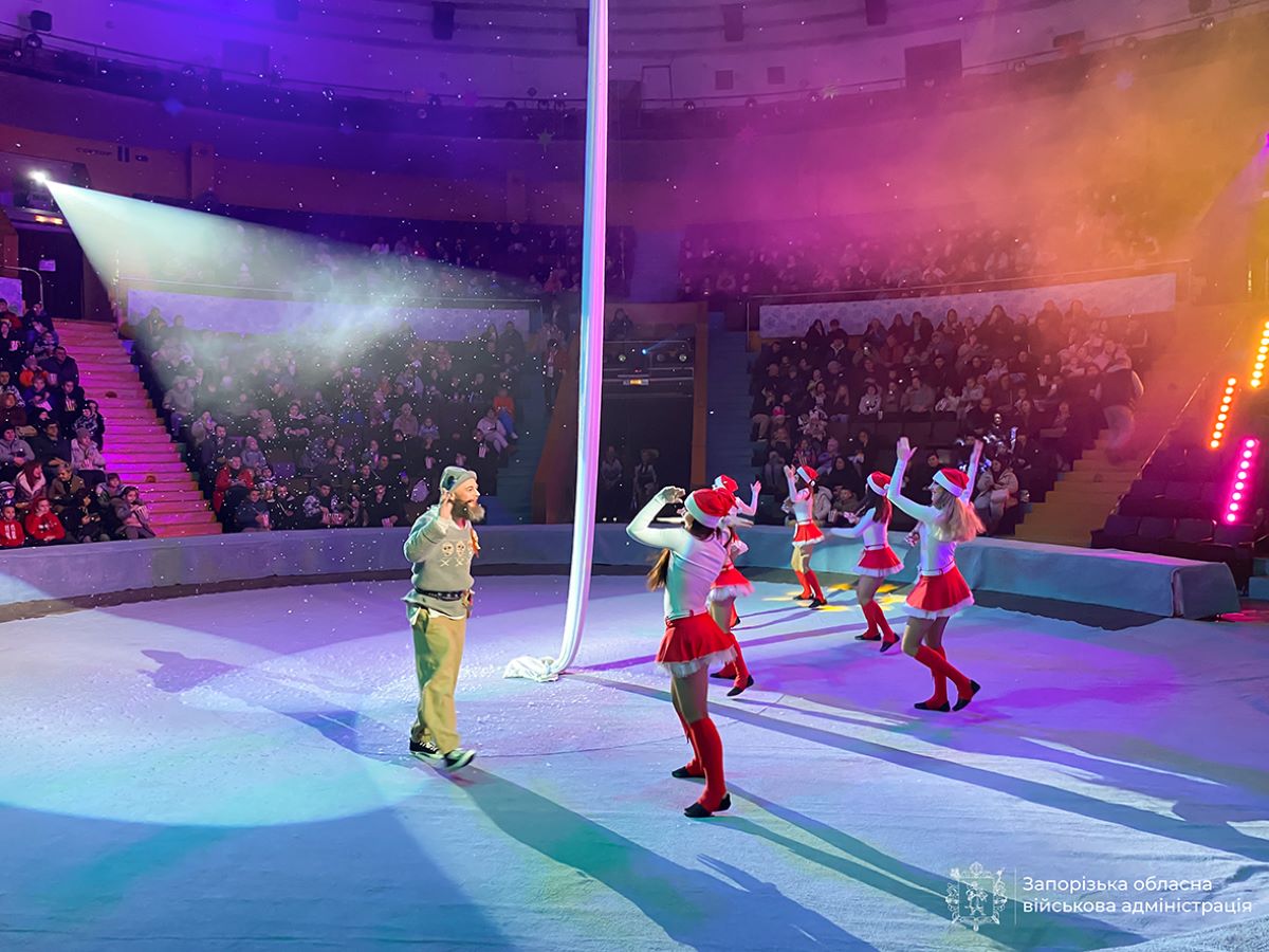 У запорізькому цирку розпочалися різдвяно-новорічні свята - фото