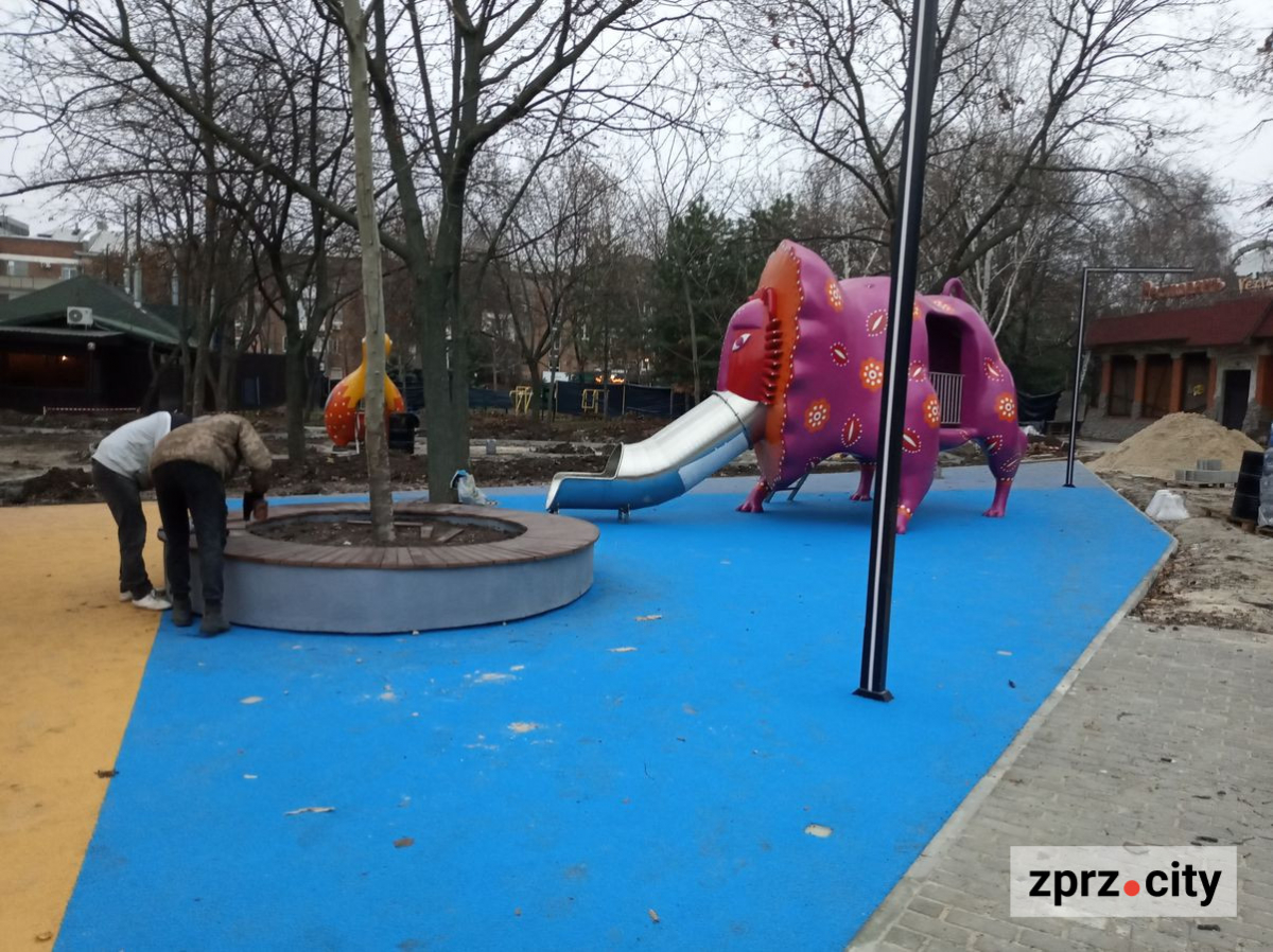 В одному із запорізьких скверів відкриють майданчик з фігурами фантастичних звірів - фоторепортаж