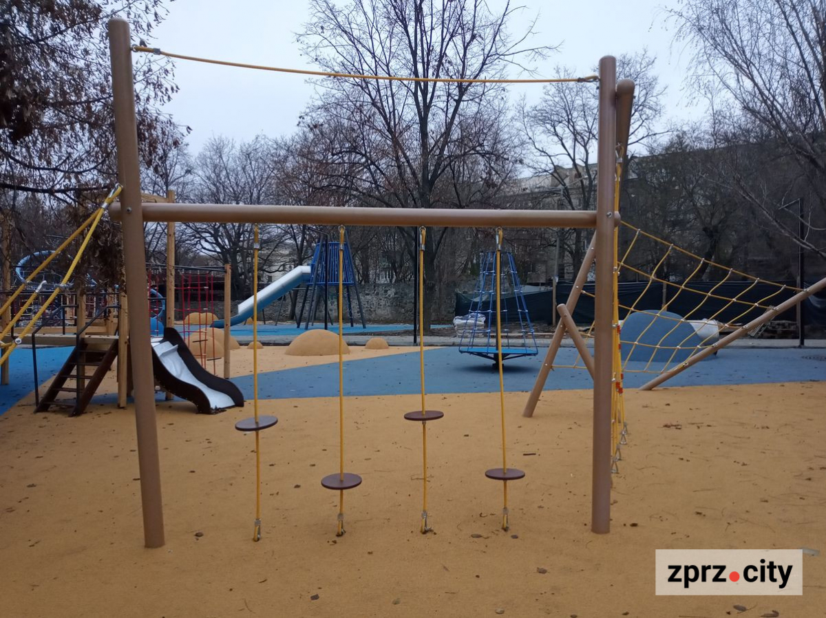 В одному із запорізьких скверів відкриють майданчик з фігурами фантастичних звірів - фоторепортаж