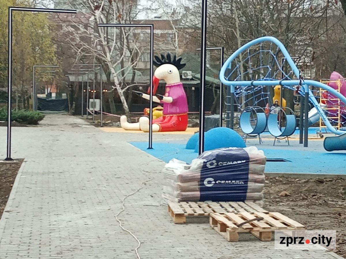В одному із запорізьких скверів відкриють майданчик з фігурами фантастичних звірів - фоторепортаж