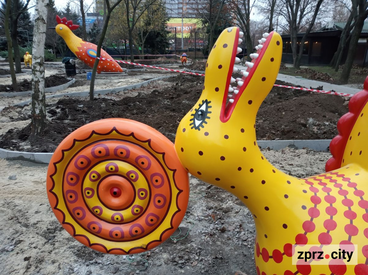 В одному із запорізьких скверів відкриють майданчик з фігурами фантастичних звірів - фоторепортаж