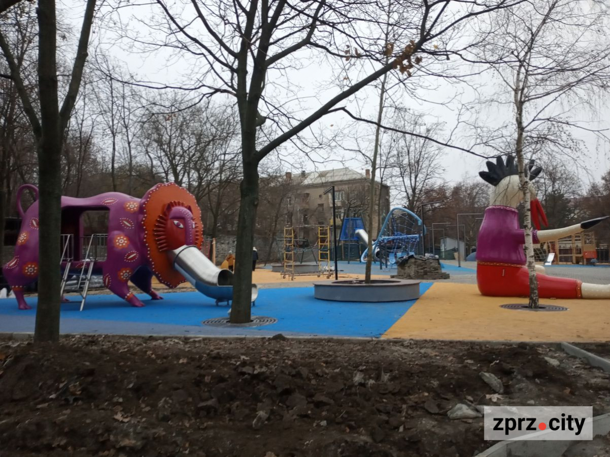 В одному із запорізьких скверів відкриють майданчик з фігурами фантастичних звірів - фоторепортаж