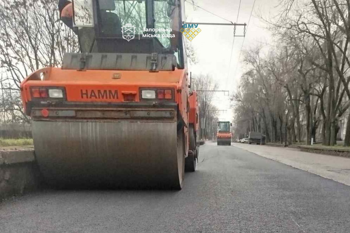 Важливу ділянку оновили - в Запоріжжі завершили масштабний ремонт дороги, яку щодня використовують тисячі водіїв (фото)