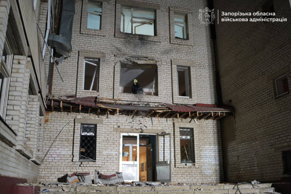 Вдарили "Молнією" - росіяни атакували дроном школу в Запоріжжі (фото)