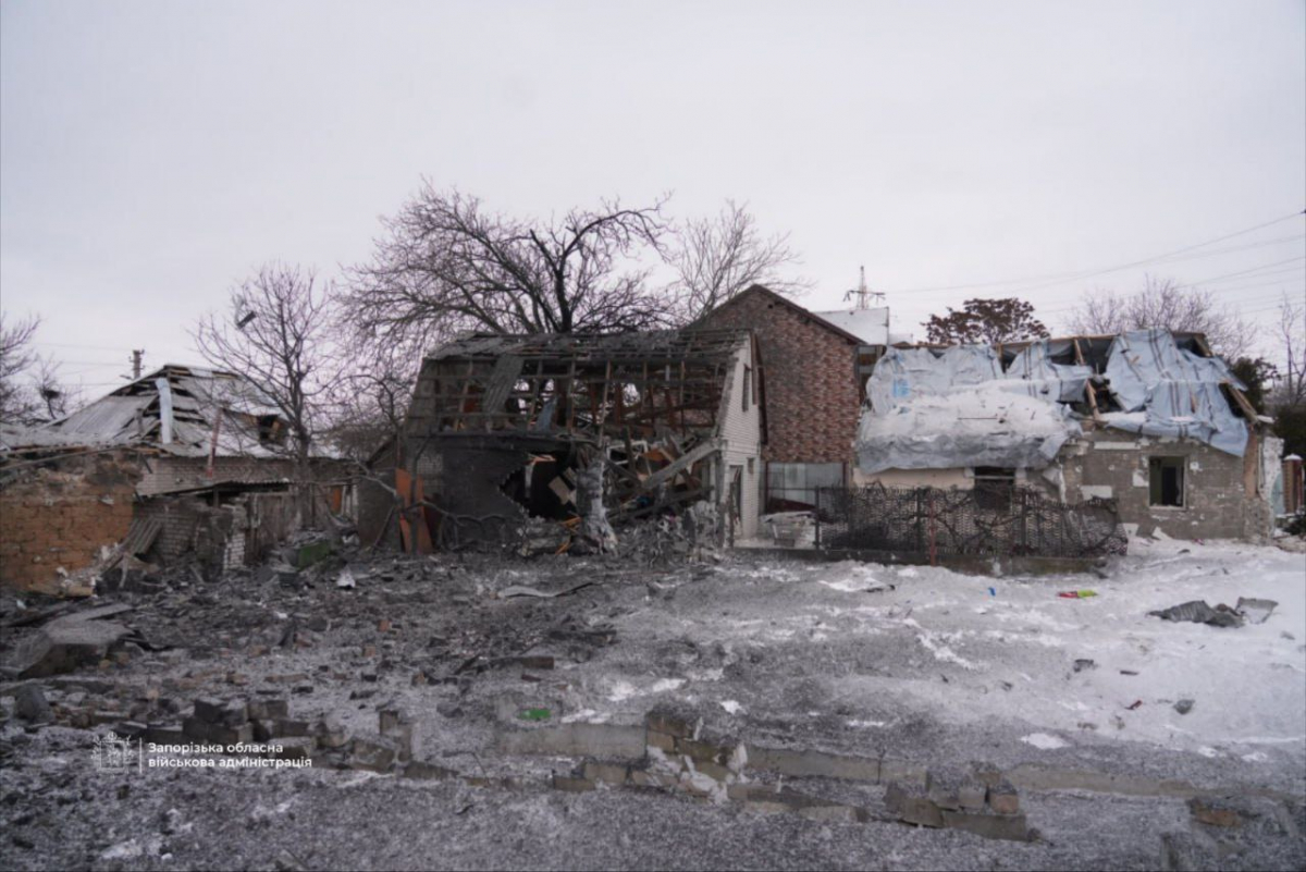 Величезні вирви та уламки довкола: в Запоріжжі екологи зафіксували наслідки удару керованими авіабомбами (фото)