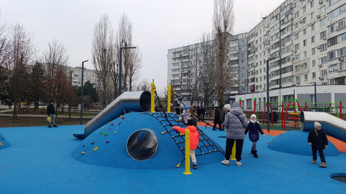 Великий дитячий майданчик та спортивні зони - у спальному мікрорайоні Запоріжжя оновили парк (фото)