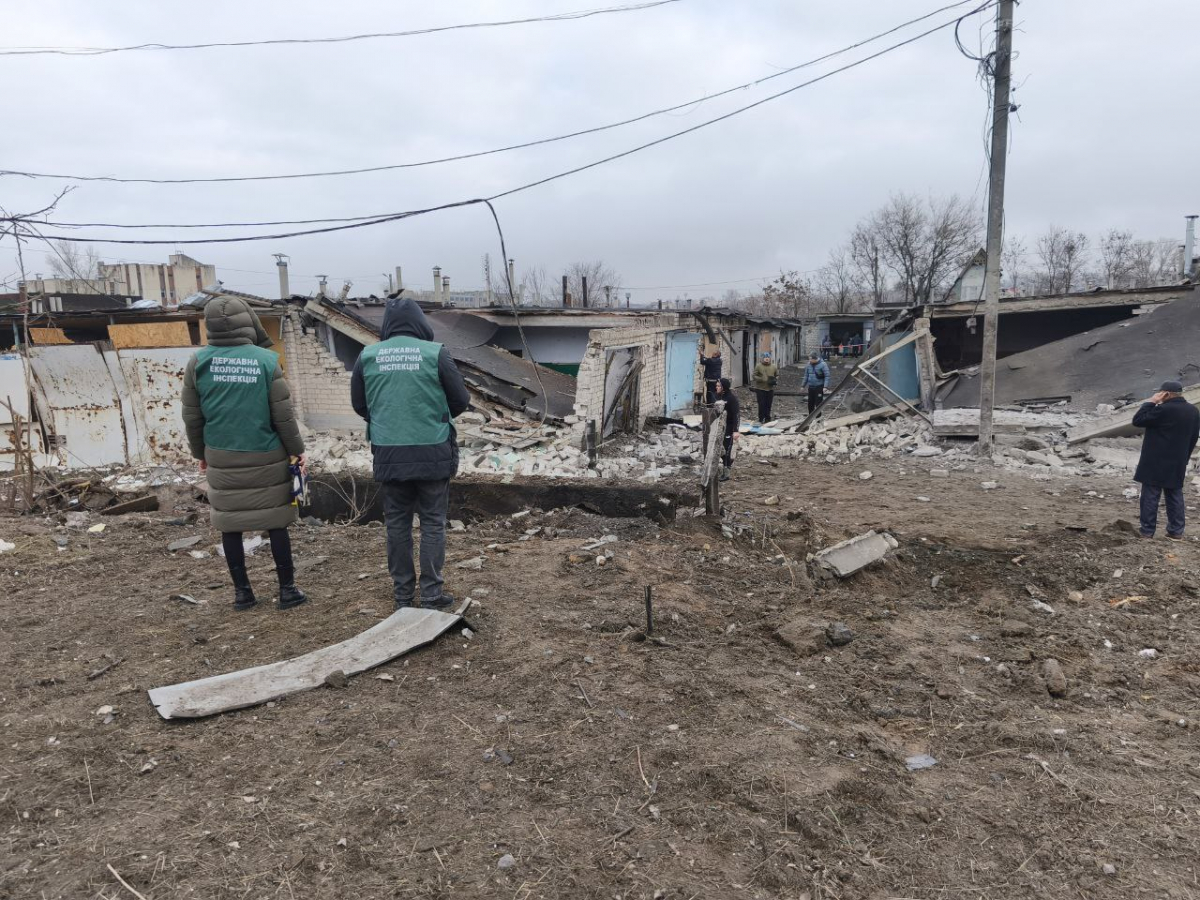 Вирва, купи цегли, понівечені автівки - у Запоріжжі екоінспекція зафіксувала наслідки ранкового удару КАБами (фото, відео)