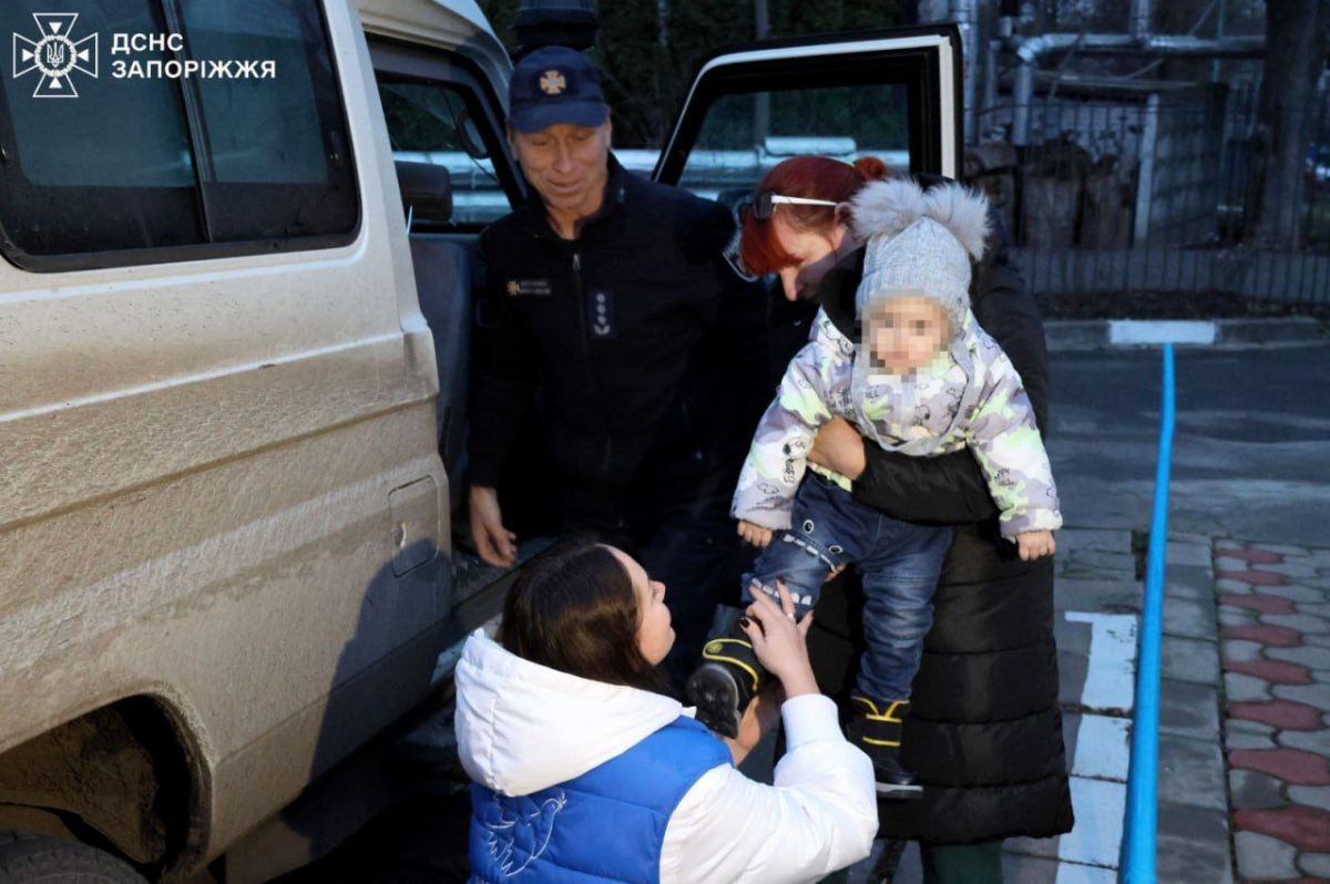 Вивезли з-під обстрілів ціле покоління - до Запоріжжя з прифронтової громади рятувальники евакуювали родину (фото, відео)