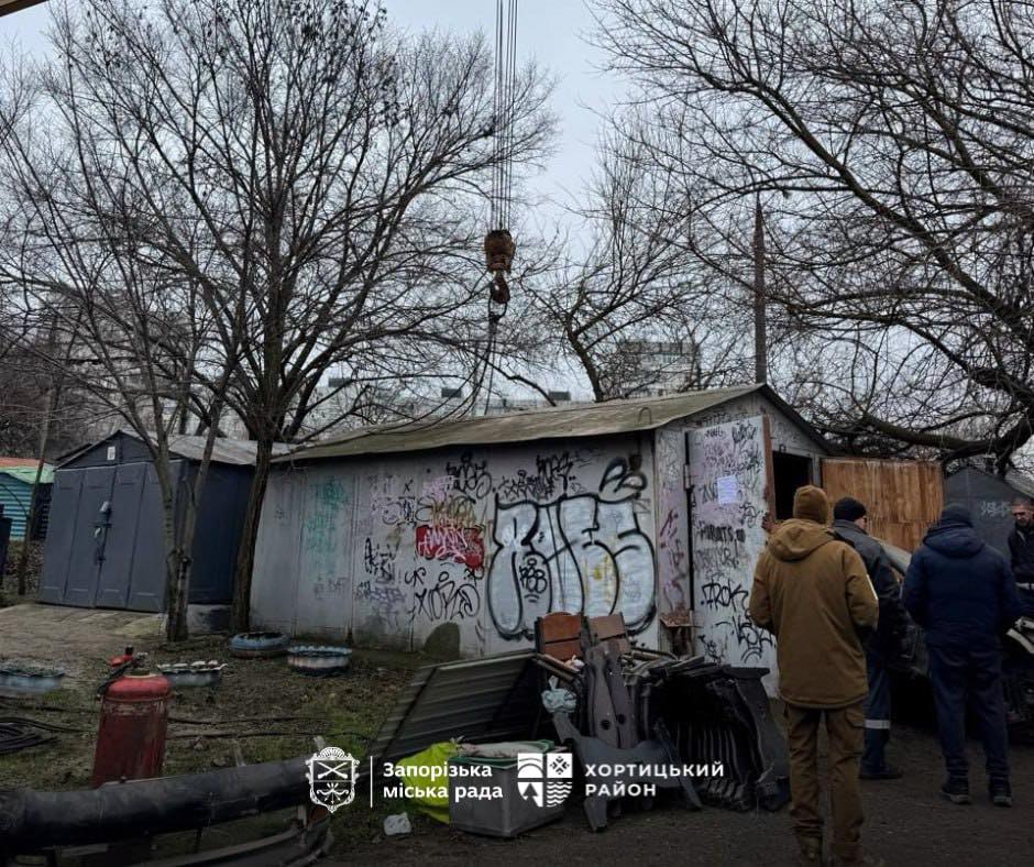 Власник усе проігнорував - у Запоріжжі після кількох попереджень знесли незаконну споруду (фото)