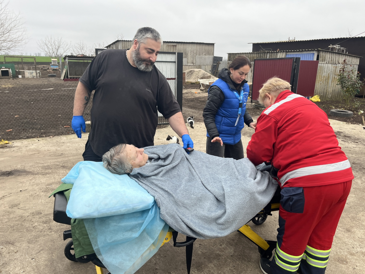 З прифронтової Барвінівки на Запоріжжі евакуювали 75-річну маломобільну жінку (фото)