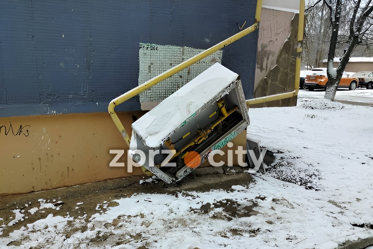 Залишили будинки без газу - у Запоріжжі під час демонтажу аварійної арки пошкодили елементи газорозподільної системи (фото)