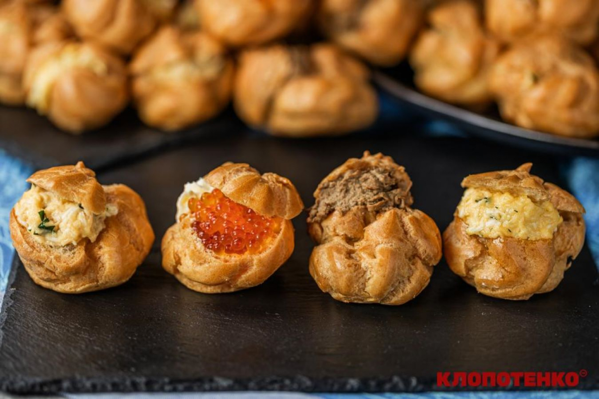 Замість традиційних бутербродів - готуємо до Нового року оригінальні заварні канапки з різними начинками