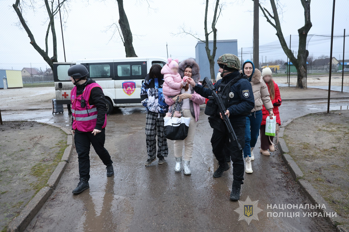 "Аби тільки не прилетіло в хату" - з Кушугума на світанку вивезли ще 19 дітей (фото, відео)