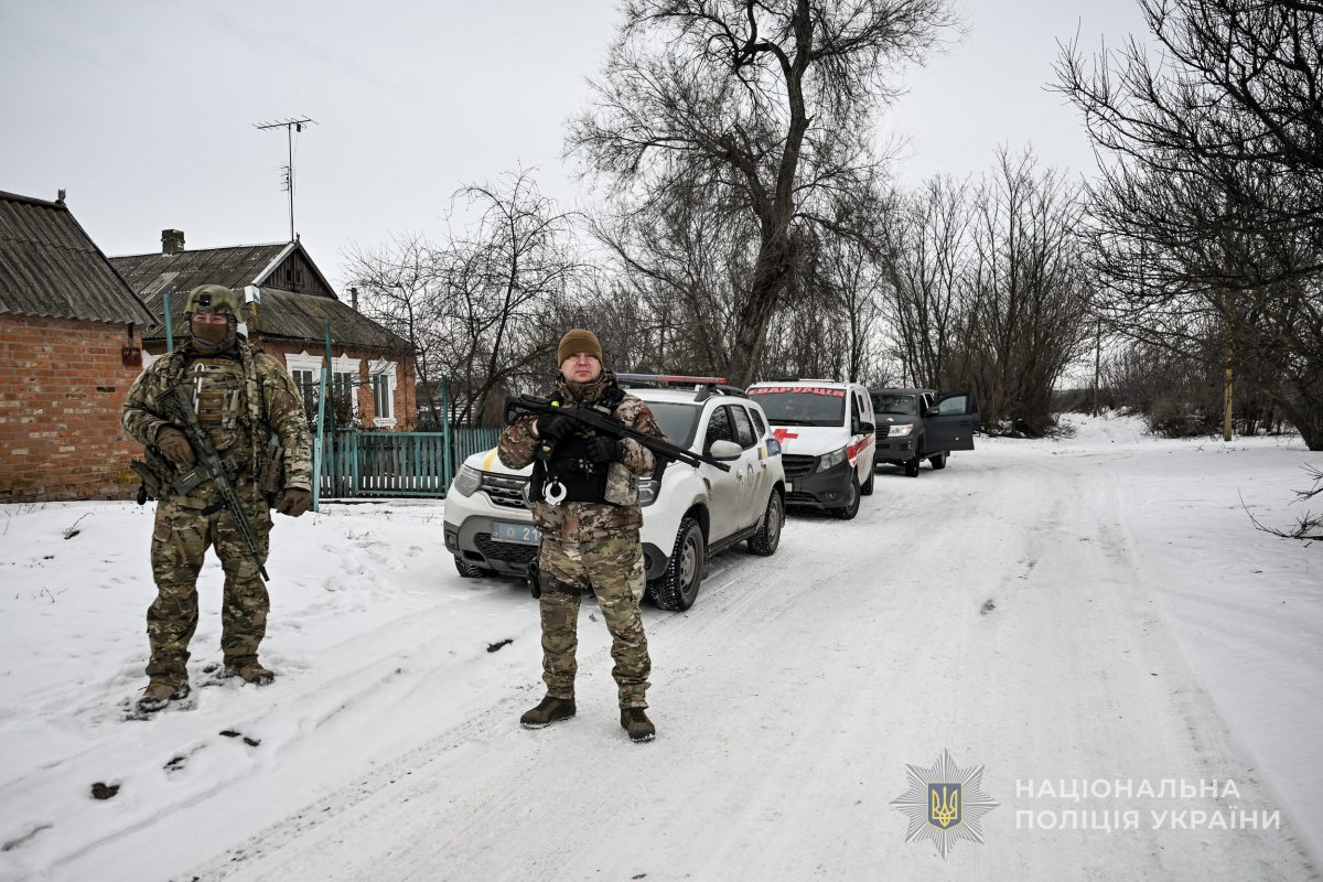 "Колись він возив алмази десь в Італії" - на Запоріжжі поліцейські евакуюють людей у броньованому фургоні (фото, відео)
