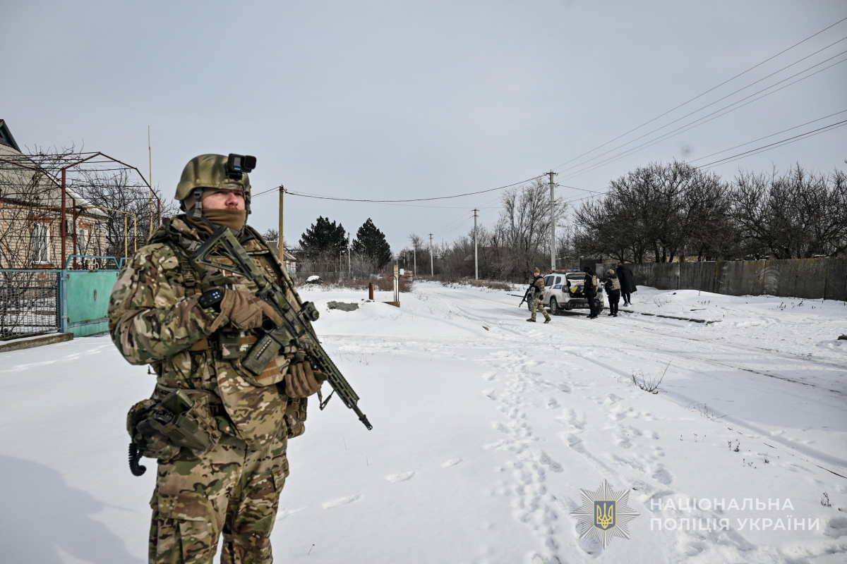 "Колись він возив алмази десь в Італії" - на Запоріжжі поліцейські евакуюють людей у броньованому фургоні (фото, відео)