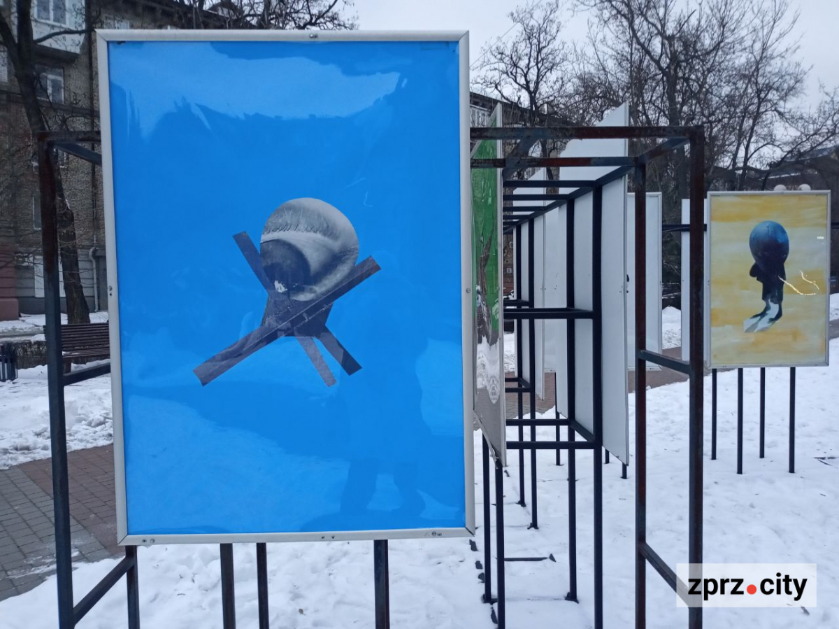 На вулицях Запоріжжя з'явились плакати одного із найвпливовіших у світі колажистів з Данії - фото