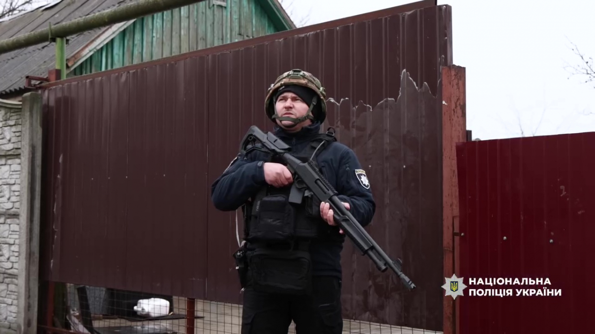 На Запоріжжі поліція та волонтери врятували родини з дітьми у Кушугумі (відео)