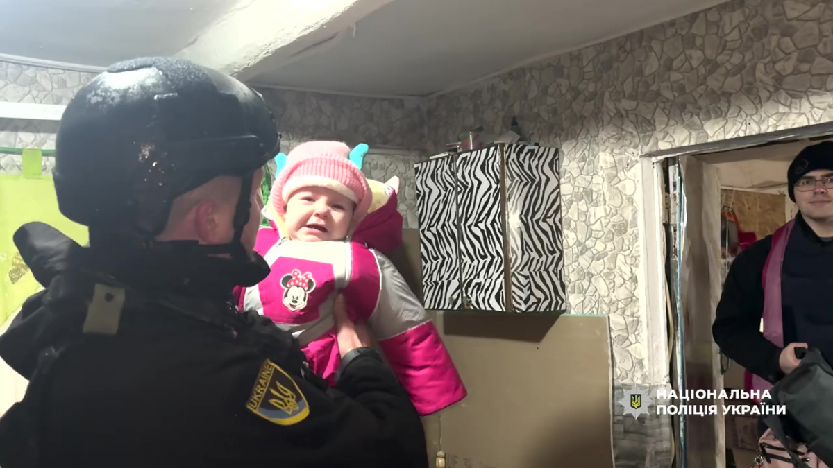На Запоріжжі поліція та волонтери врятували родини з дітьми у Кушугумі (відео)