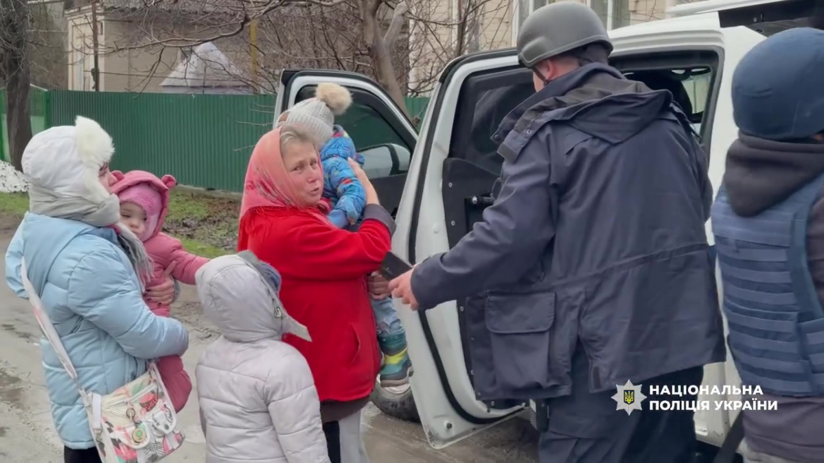 На Запоріжжі поліція та волонтери врятували родини з дітьми у Кушугумі (відео)