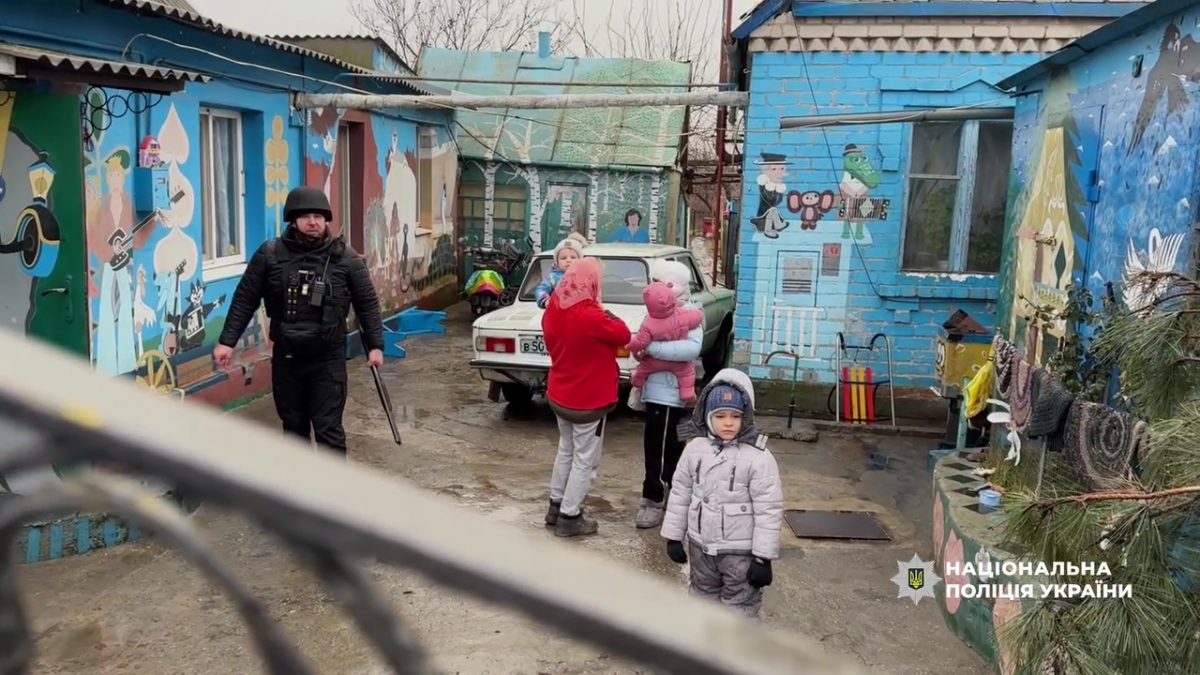 На Запоріжжі поліція та волонтери врятували родини з дітьми у Кушугумі (відео)