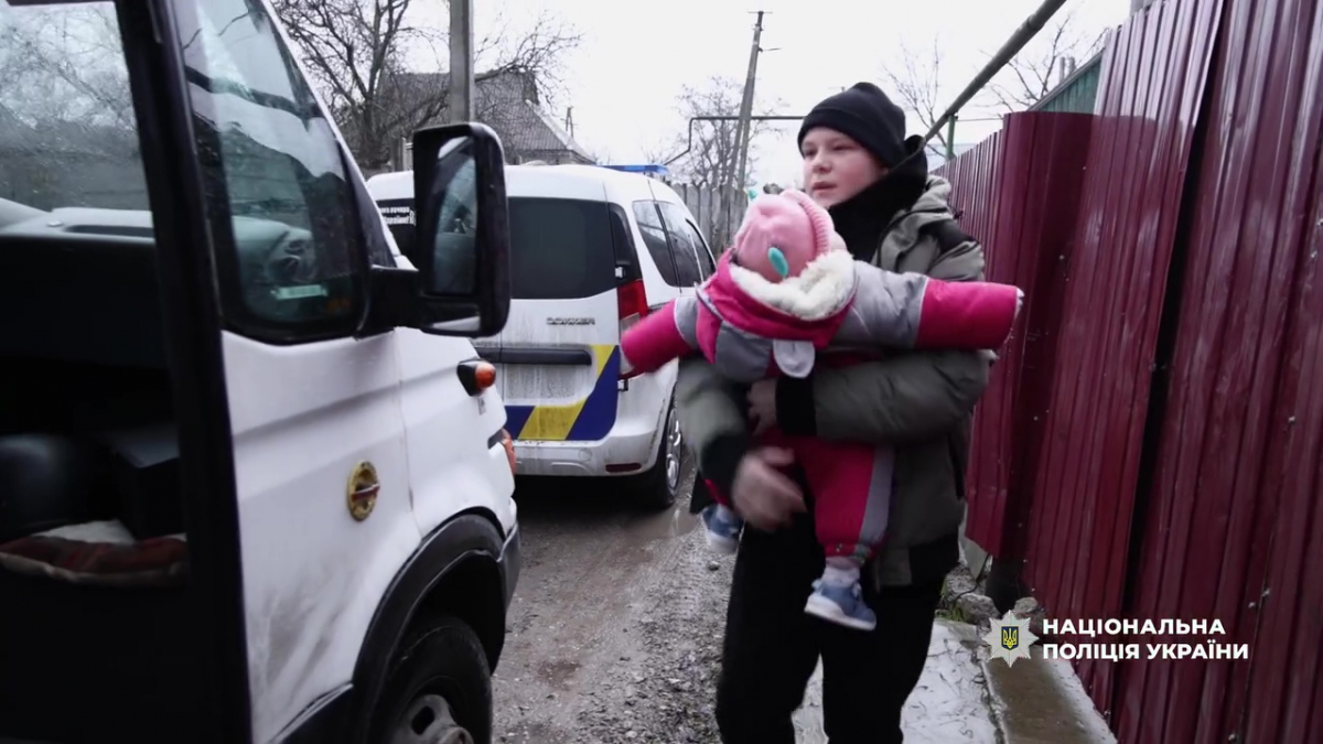 На Запоріжжі поліція та волонтери врятували родини з дітьми у Кушугумі (відео)