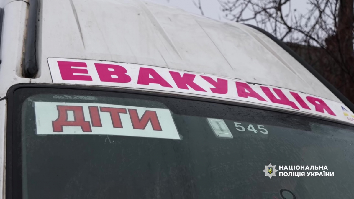 На Запоріжжі поліція та волонтери врятували родини з дітьми у Кушугумі (відео)