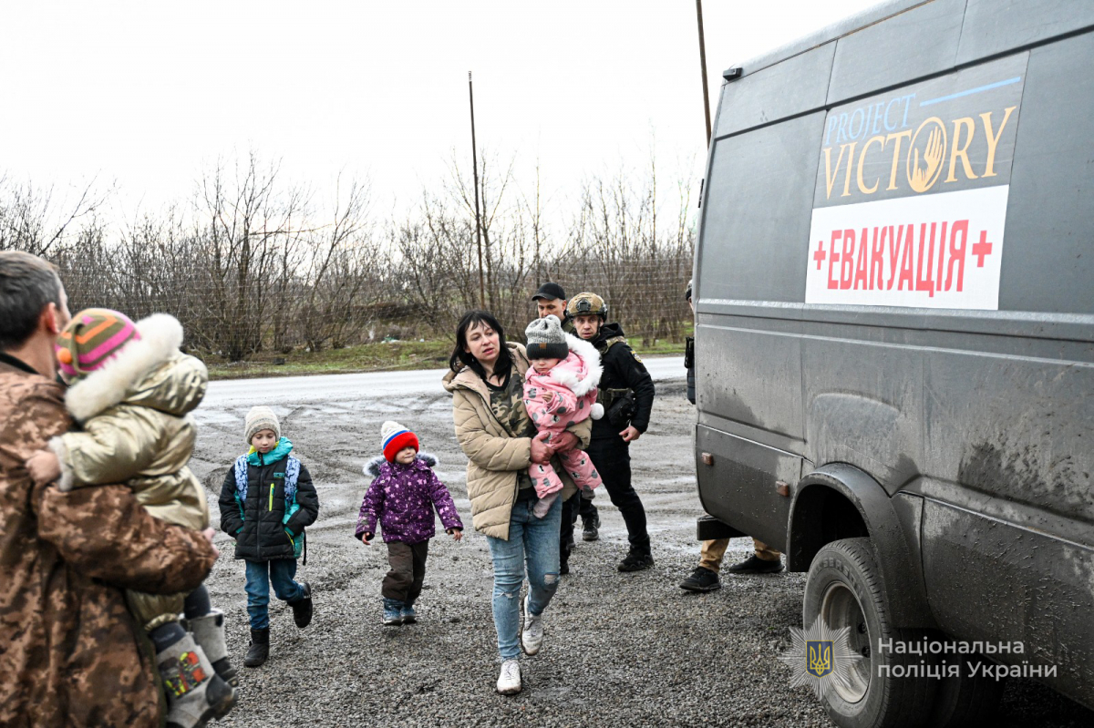 На Запоріжжі врятували багатодітну сім'ю - мати з дітьми ховалася від обстрілів у підвалі (фото, відео)