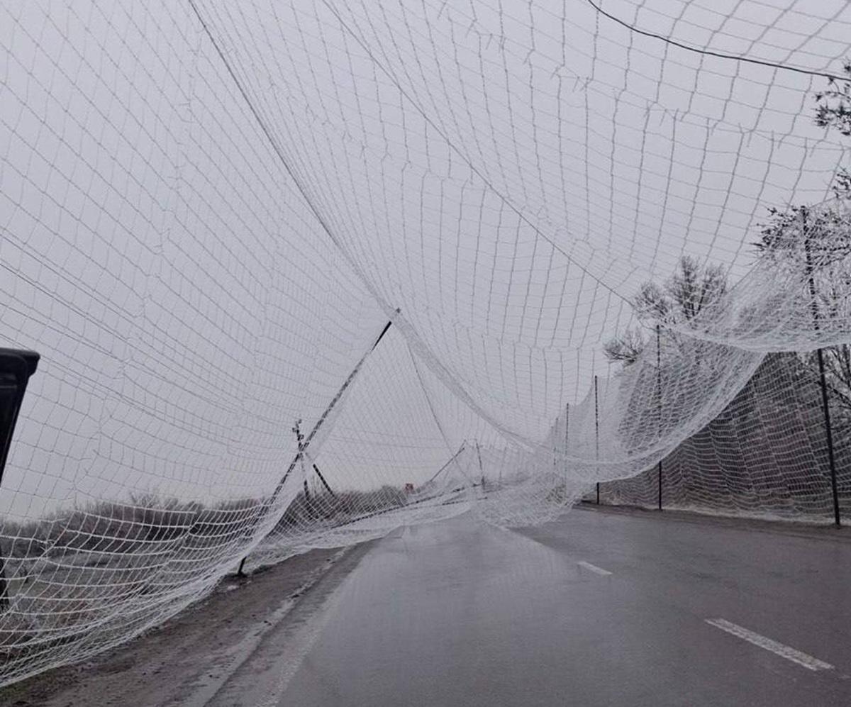 Негода пошкодила захист - на прифронтових дорогах Запорізької області відновлюють антидронові тунелі (відео)