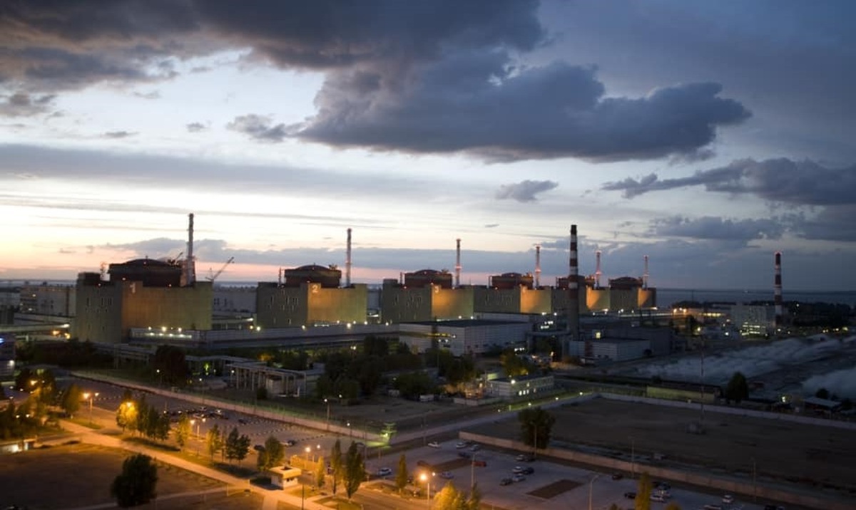 Після розголосу росіяни сховали техніку біля реакторів ЗАЕС і посилили РЕБ (відео)