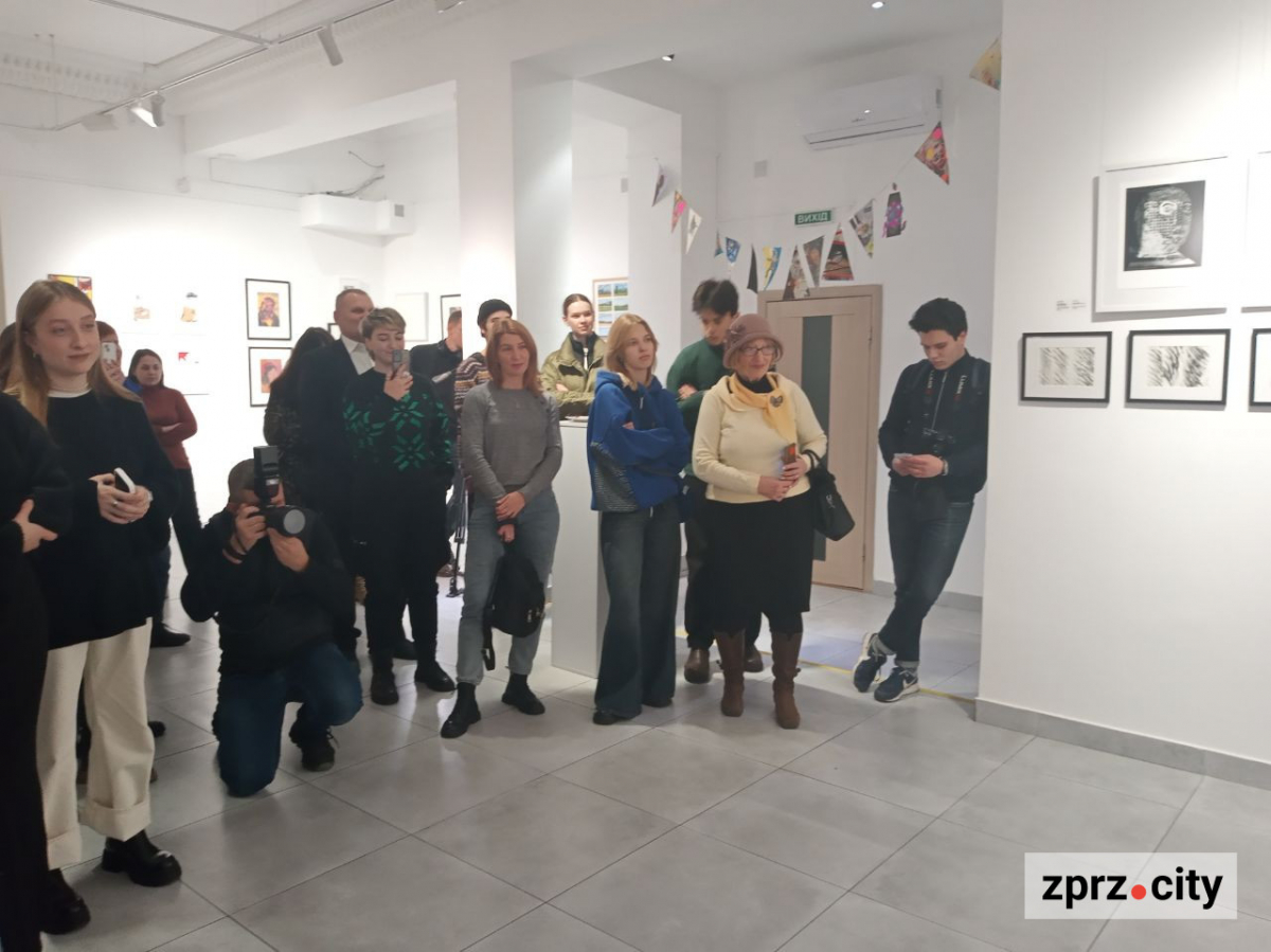 Полежати на експонаті та зробити селфі - у Запоріжжі відкрили виставку найкращих робіт міжнародного фестивалю коллажу (фото)