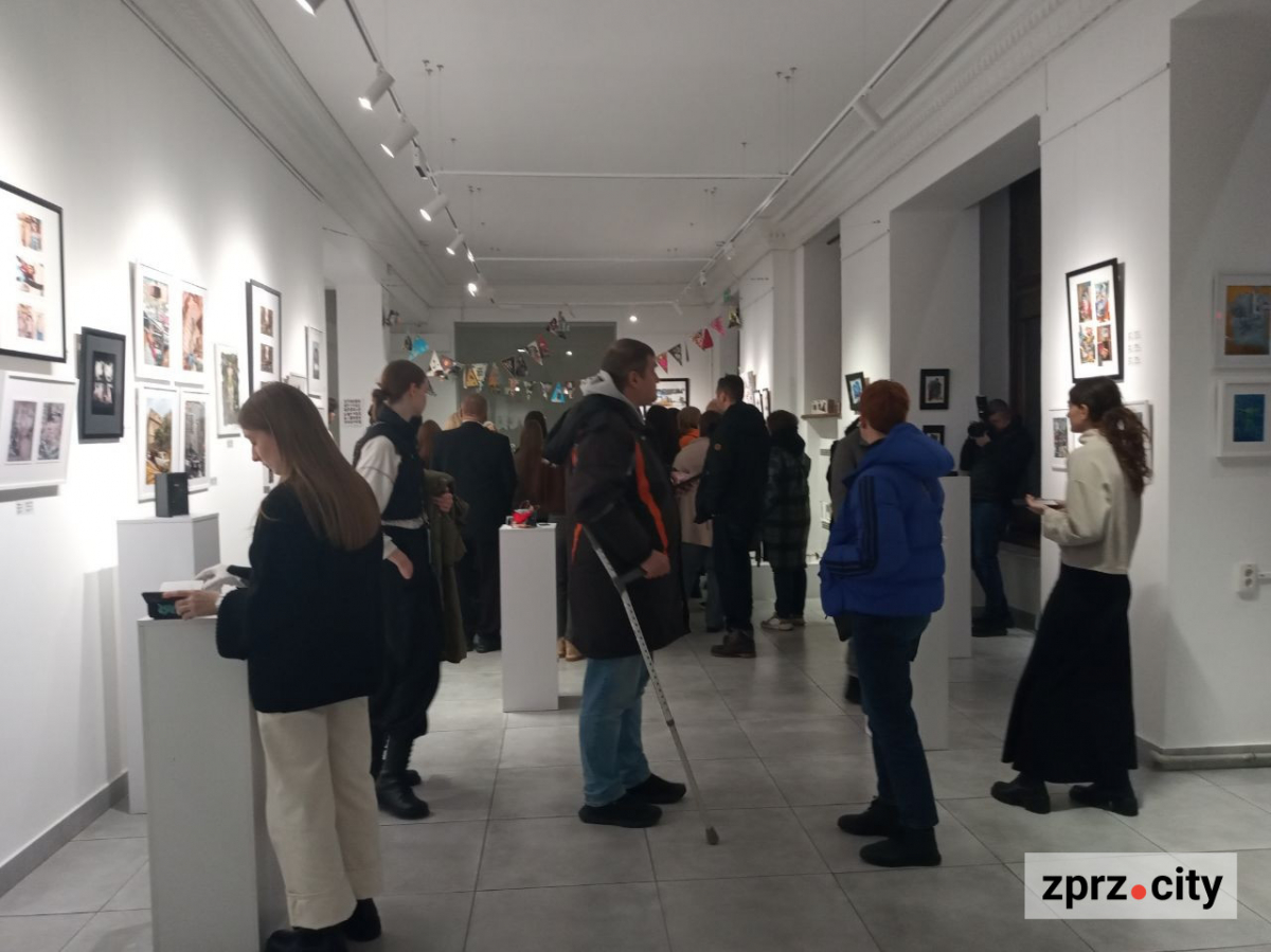 Полежати на експонаті та зробити селфі - у Запоріжжі відкрили виставку найкращих робіт міжнародного фестивалю коллажу (фото)