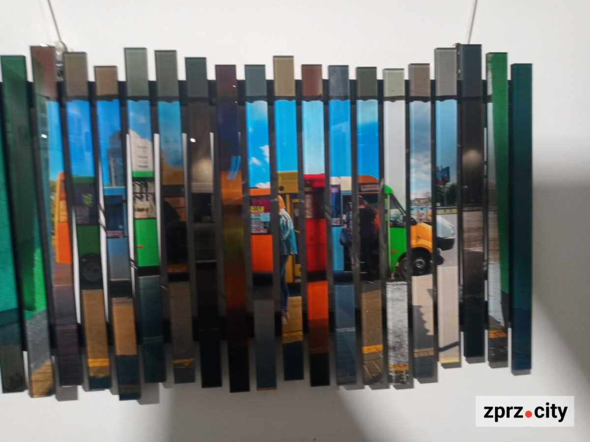 Полежати на експонаті та зробити селфі - у Запоріжжі відкрили виставку найкращих робіт міжнародного фестивалю коллажу (фото)