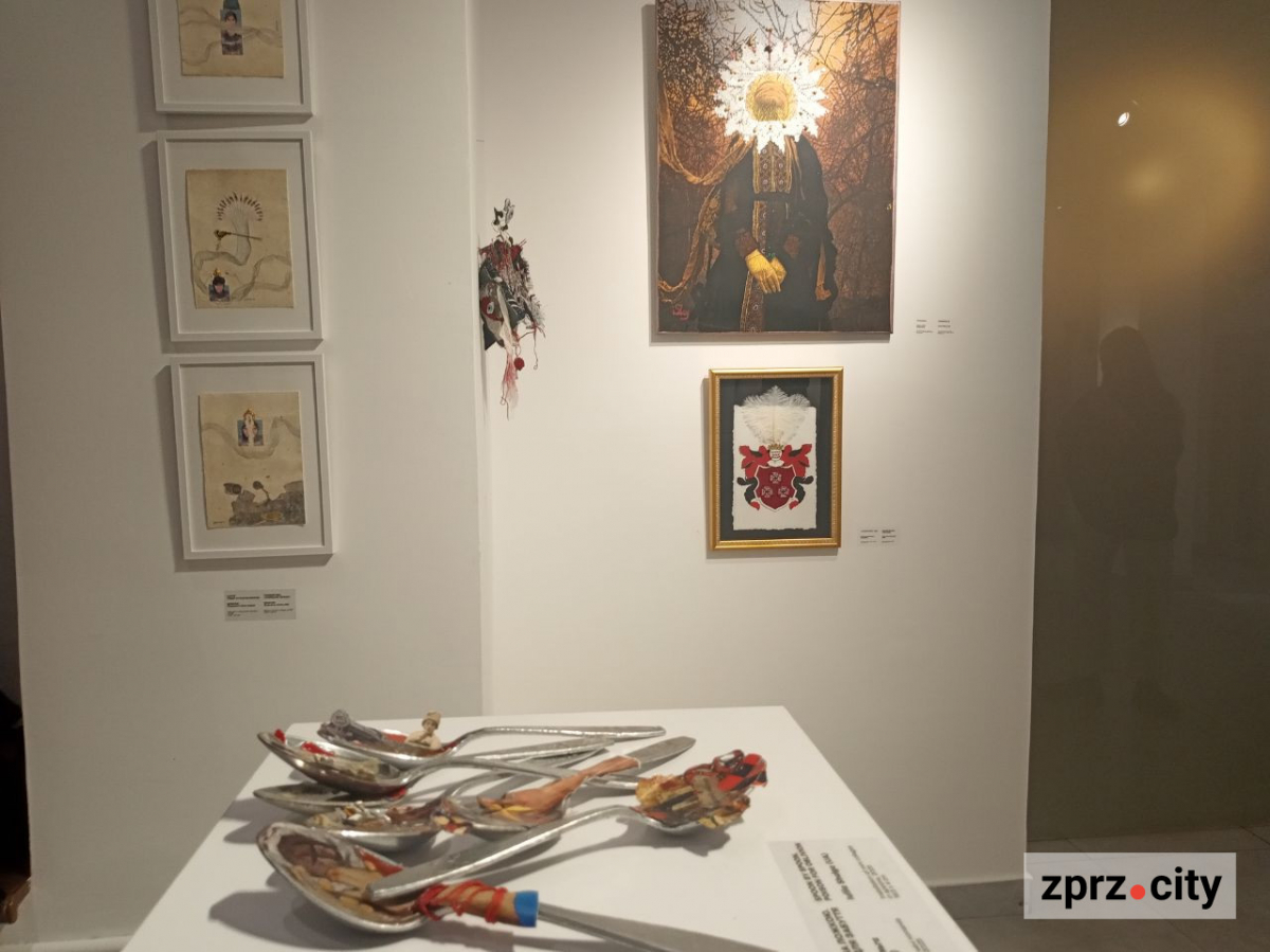 Полежати на експонаті та зробити селфі - у Запоріжжі відкрили виставку найкращих робіт міжнародного фестивалю коллажу (фото)