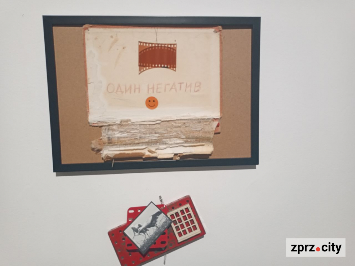 Полежати на експонаті та зробити селфі - у Запоріжжі відкрили виставку найкращих робіт міжнародного фестивалю коллажу (фото)