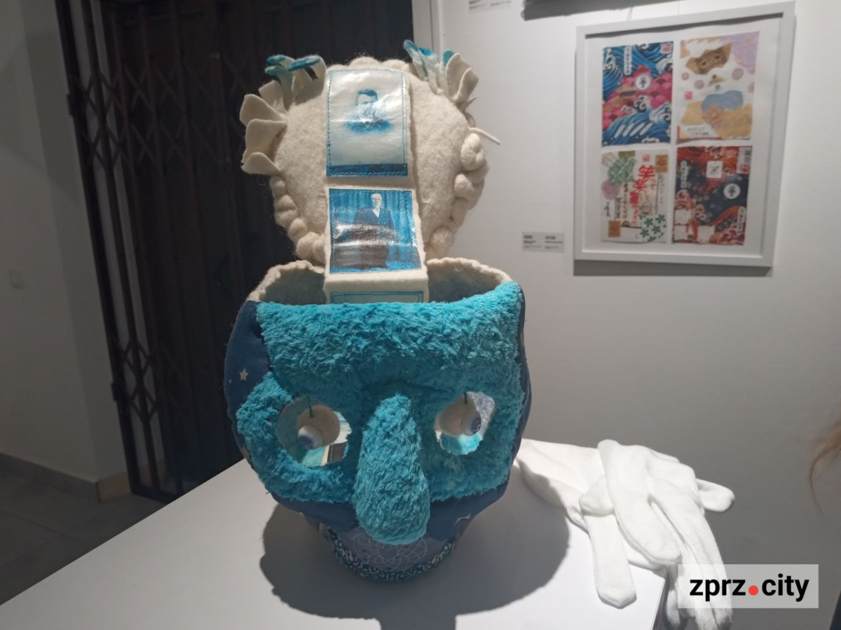 Полежати на експонаті та зробити селфі - у Запоріжжі відкрили виставку найкращих робіт міжнародного фестивалю коллажу (фото)