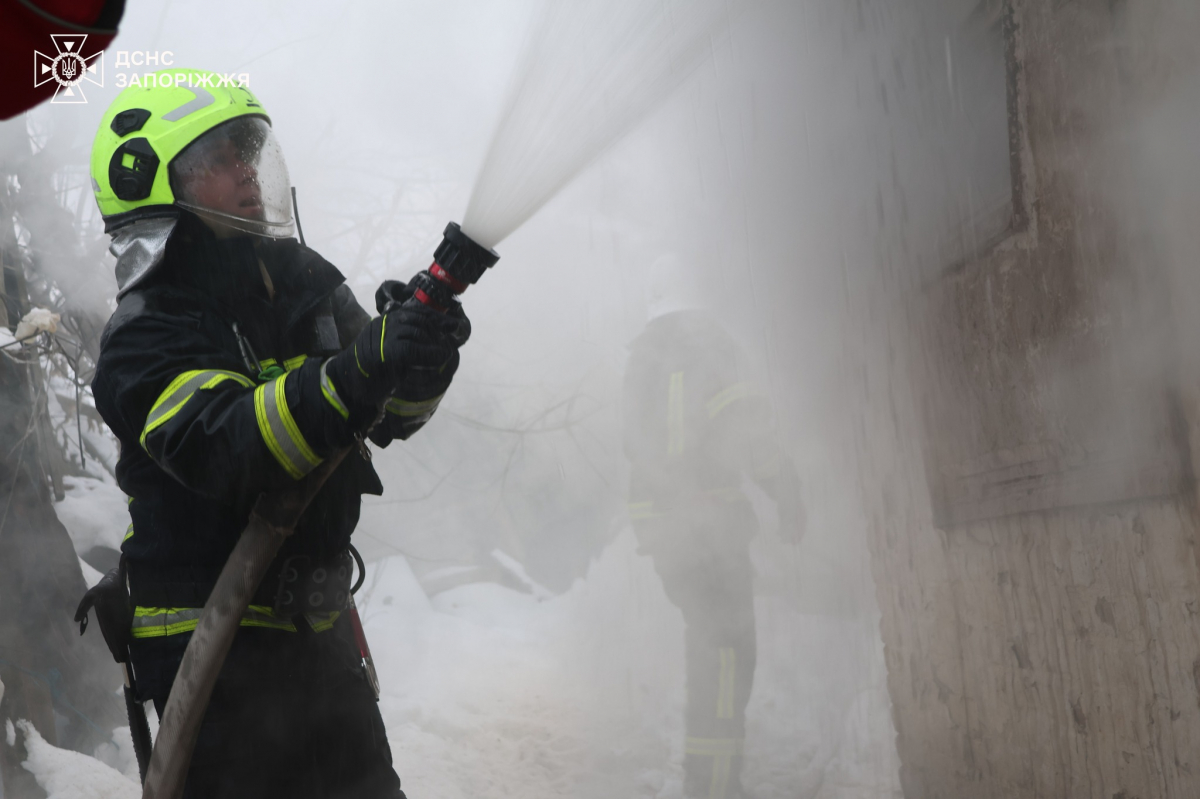 Пожежі у Запоріжжі: рятувальники гасили будинок і кафе в різних районах міста (фото, відео)