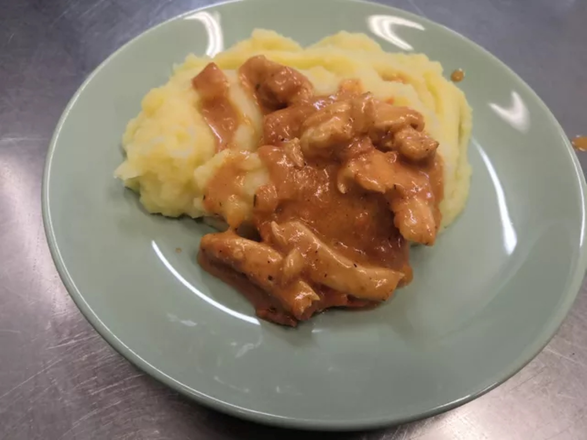 Просто і смачно - готуємо курячий гуляш до пюре або гречки