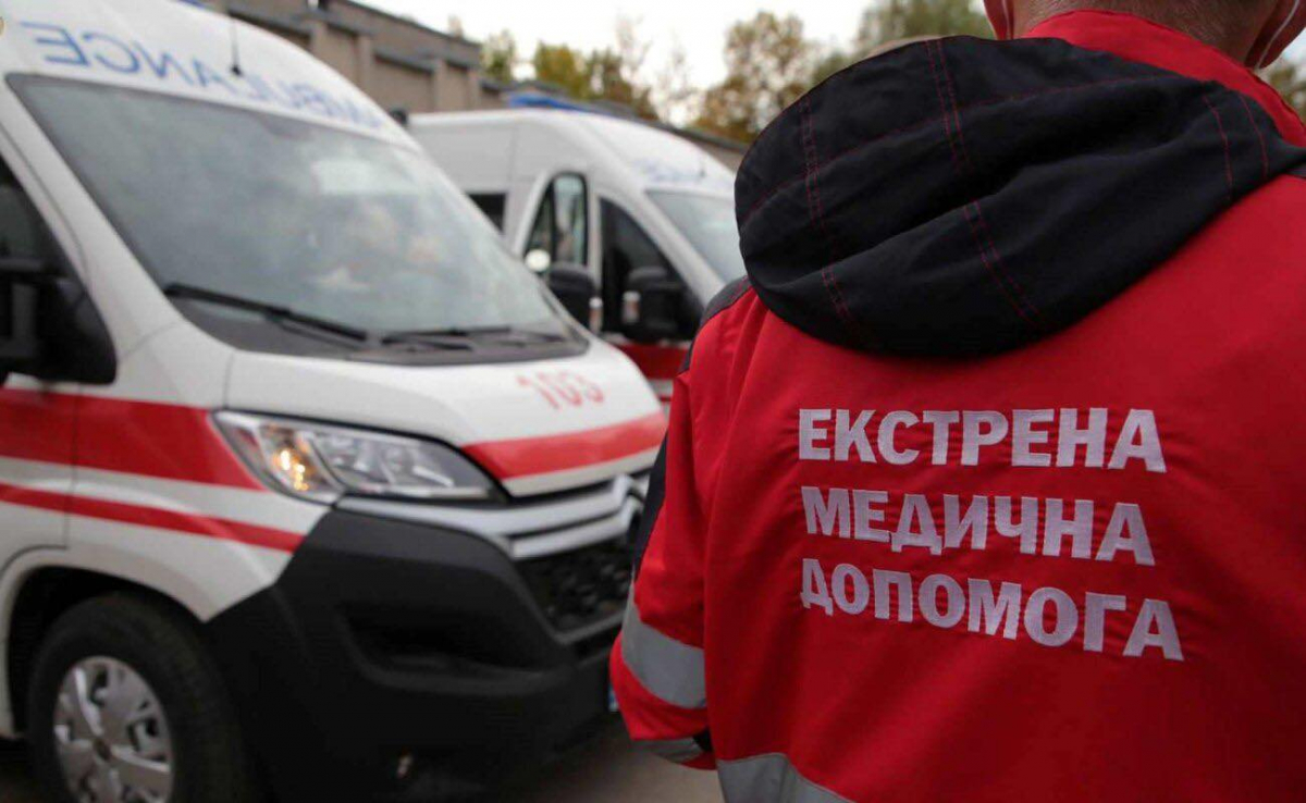 Реанімація на ходу та п’ять розрядів - у Запоріжжі медики врятували двох пацієнтів (фото)