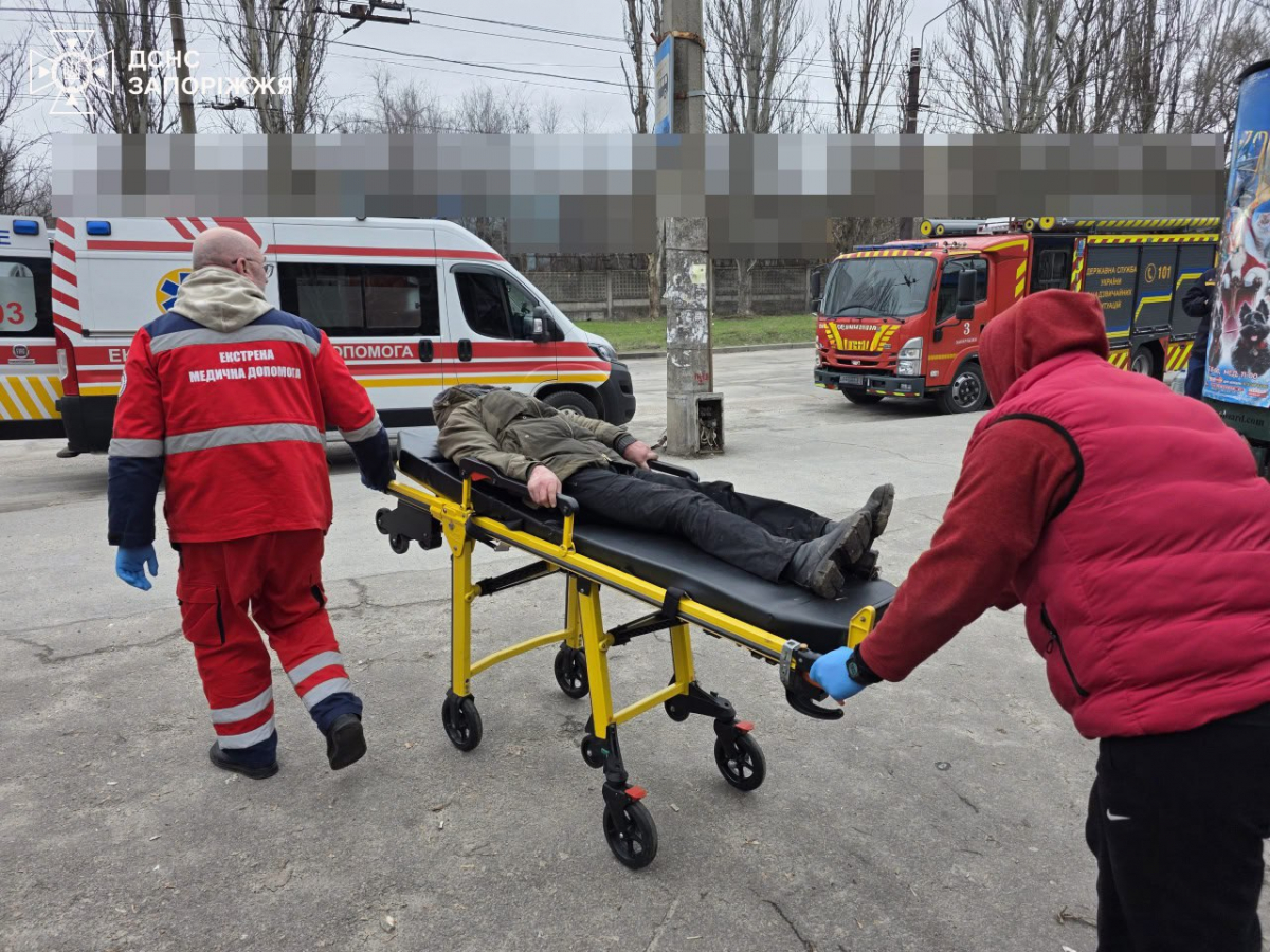 Рятували спецтехнікою: у Запоріжжі пенсіонерка застрягла між кіосками (фото)