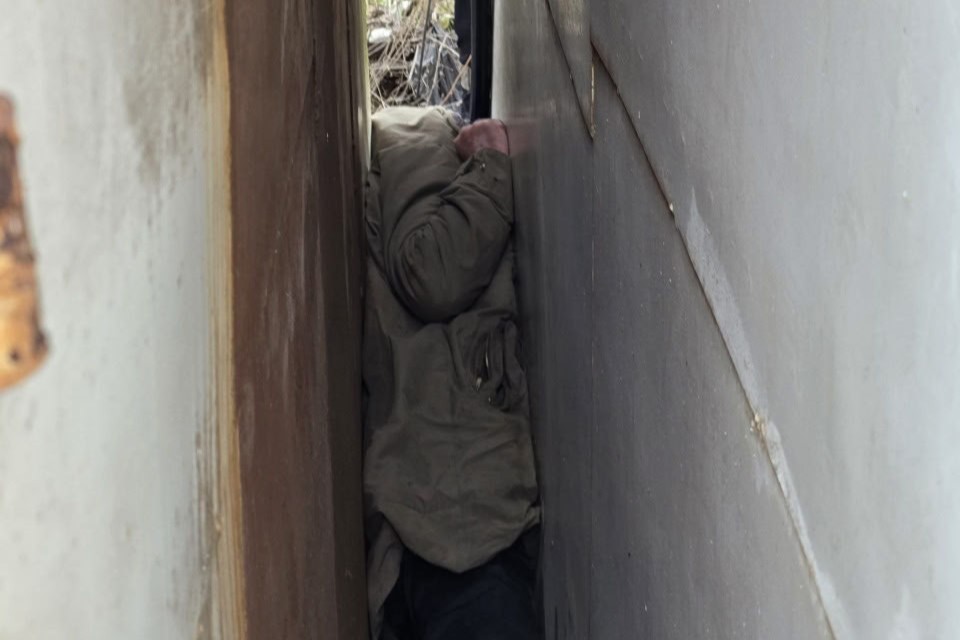 Рятували спецтехнікою: у Запоріжжі пенсіонерка застрягла між кіосками (фото)