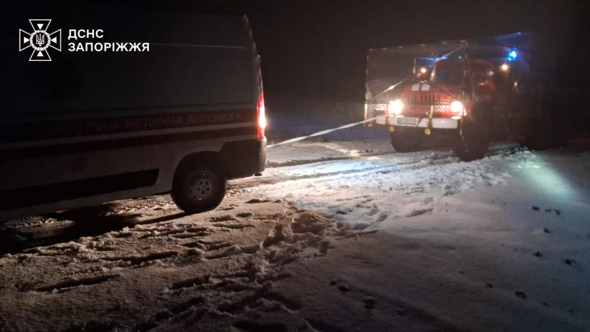 Рятувальники допомогли «швидкій» дістатися виклику: авто застрягло через негоду на Запоріжжі