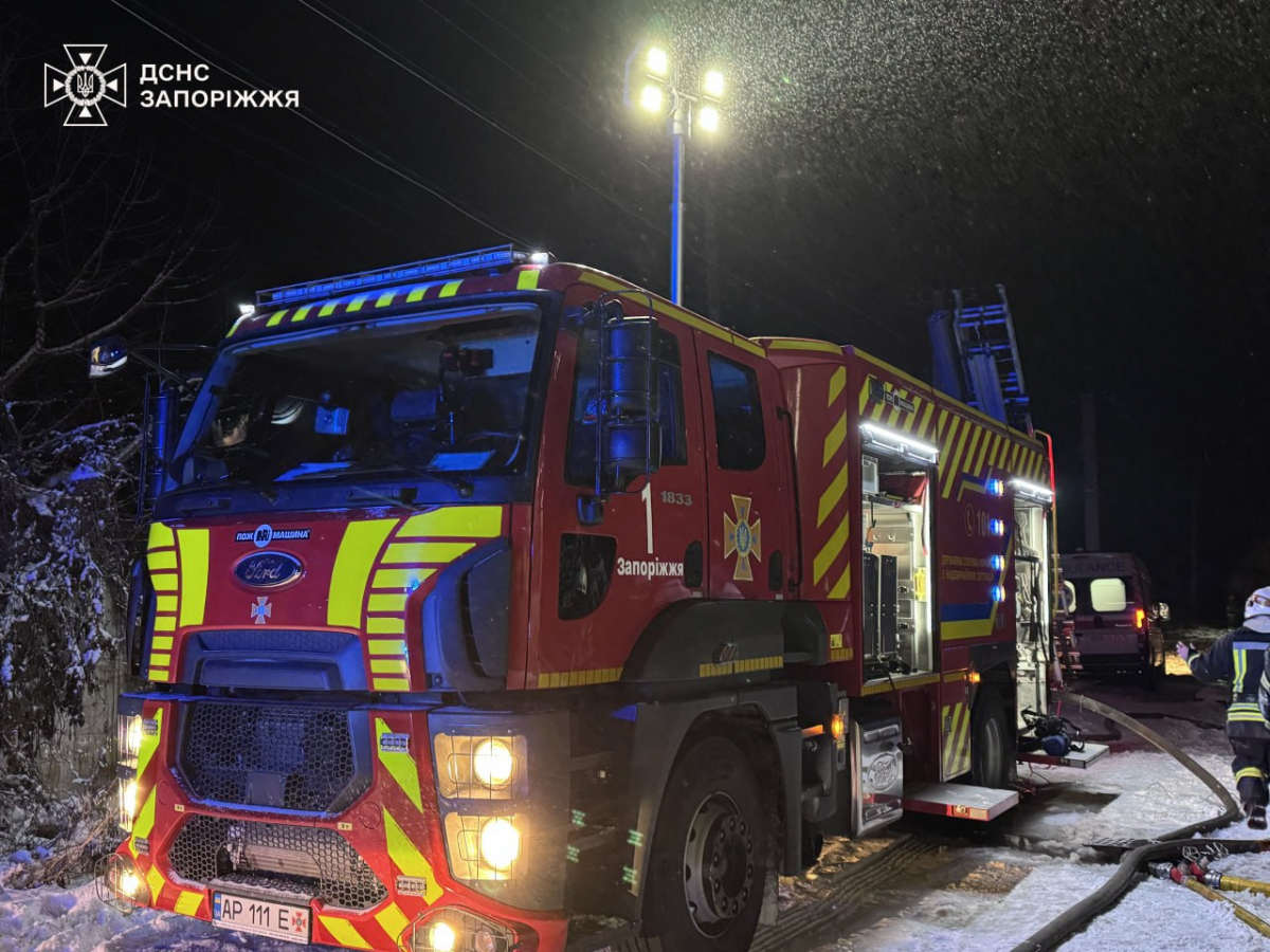 Рятувальники виявили тіло під час гасіння пожежі – у Запоріжжі чоловік загинув у власному будинку (фото, відео)