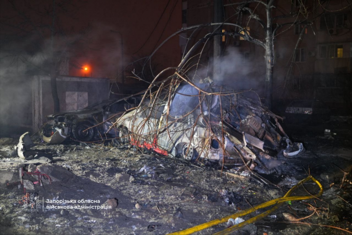 Росіяни вдарили по Запоріжжю на світанку: внаслідок обстрілу є постраждалі, пошкоджено житло та автомобілі (фото, відео)