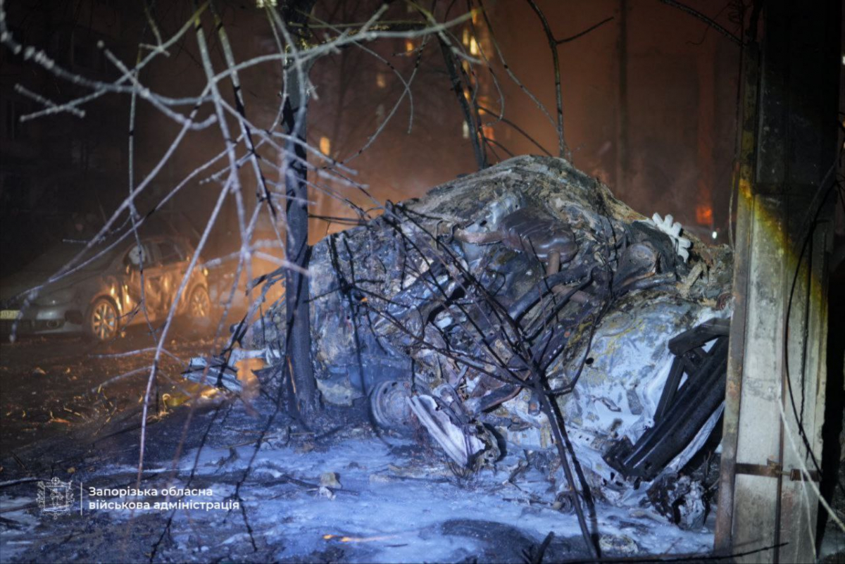Росіяни вдарили по Запоріжжю на світанку: внаслідок обстрілу є постраждалі, пошкоджено житло та автомобілі (фото, відео)